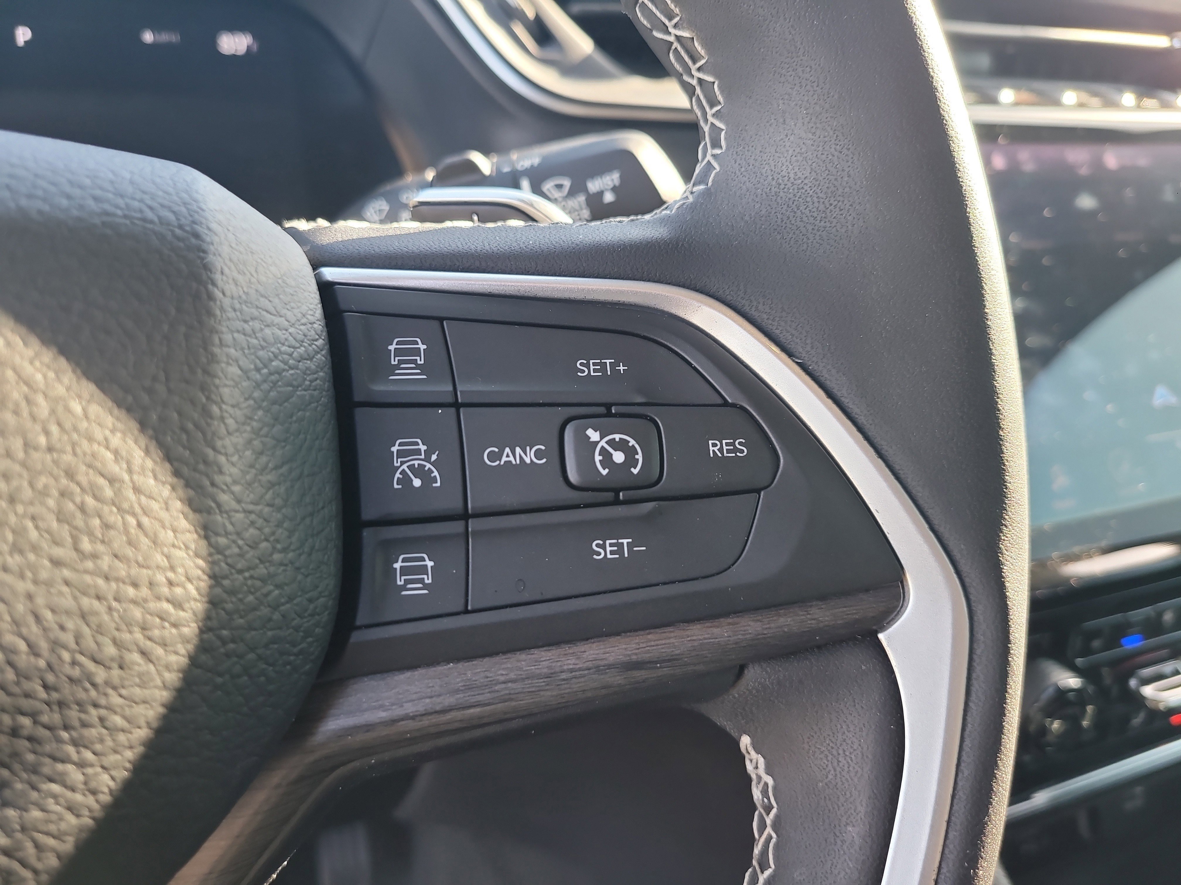 Used 2023 Diamond Black Crystal Pearlcoat Jeep Limited image 29