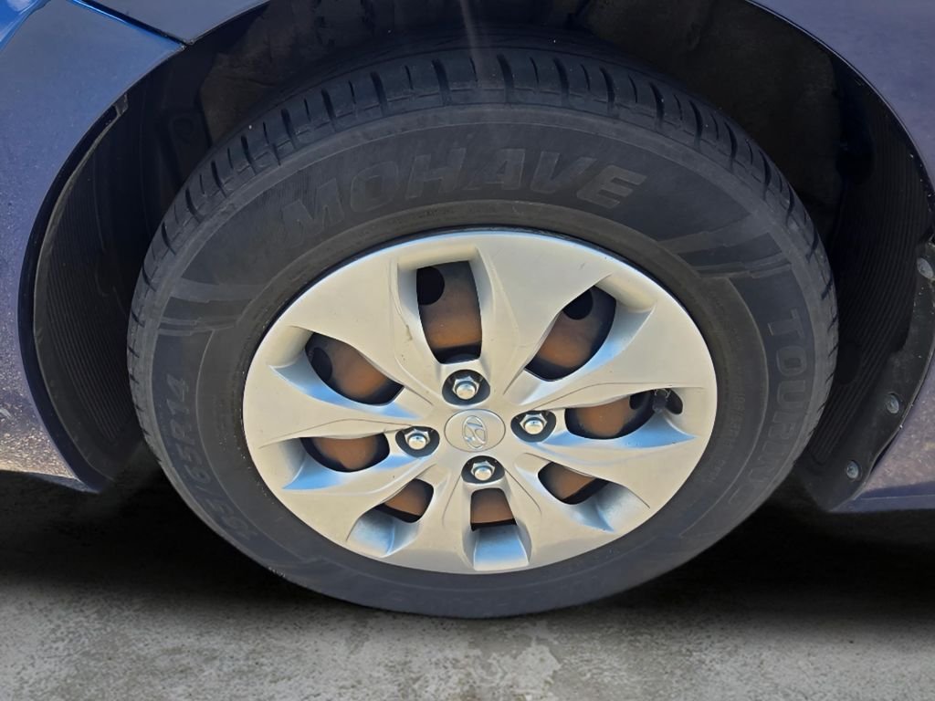 Used 2017 Pacific Blue Pearl Hyundai SE image 29