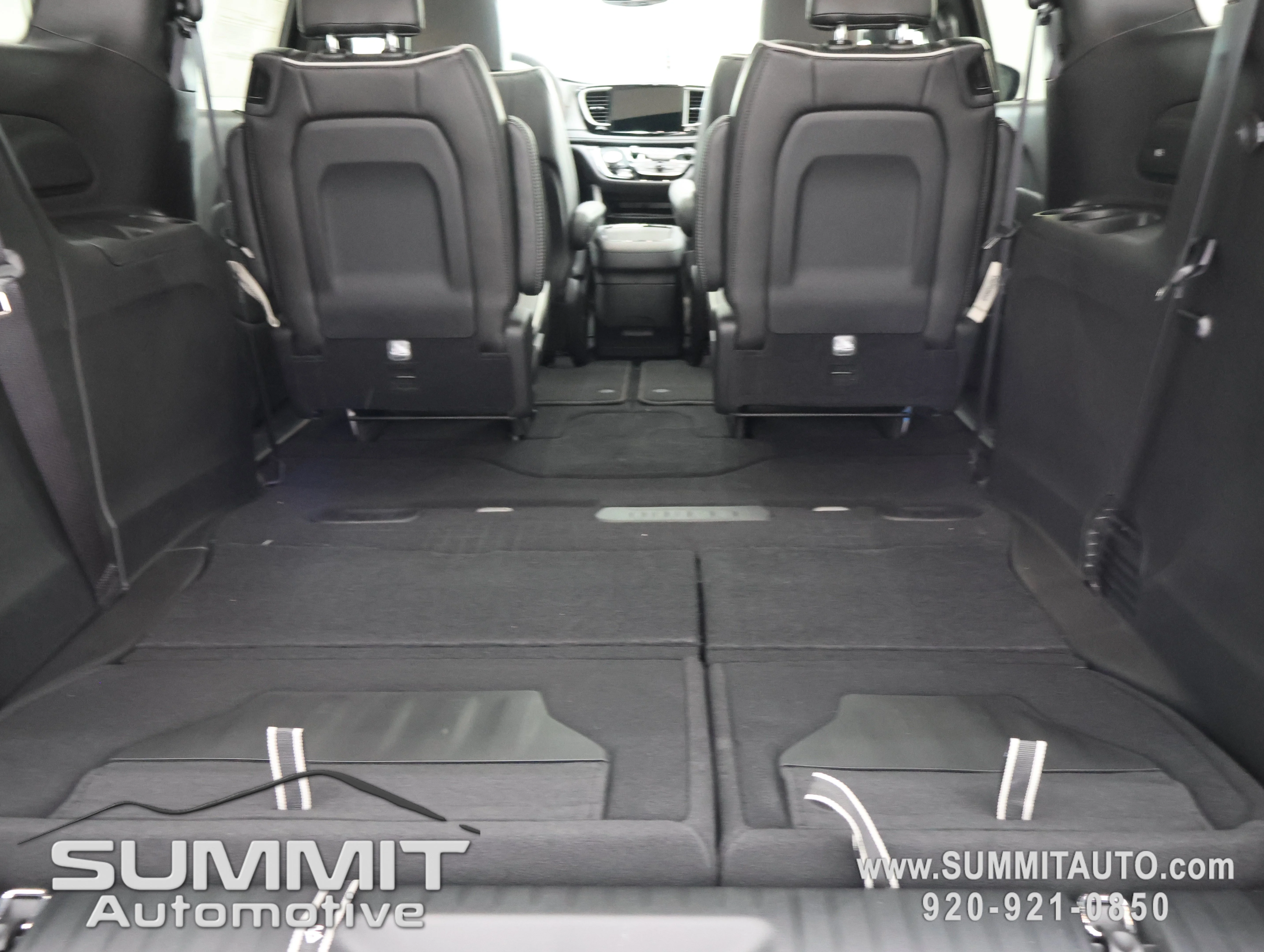 New 2027 Diamond Black Crystal Pearl-Coat Exterior Paint Chrysler Limited image 34