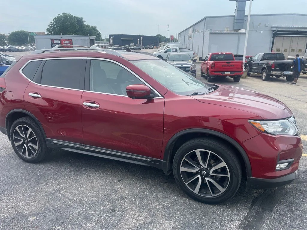 Used 2019 Red Nissan SL image 2