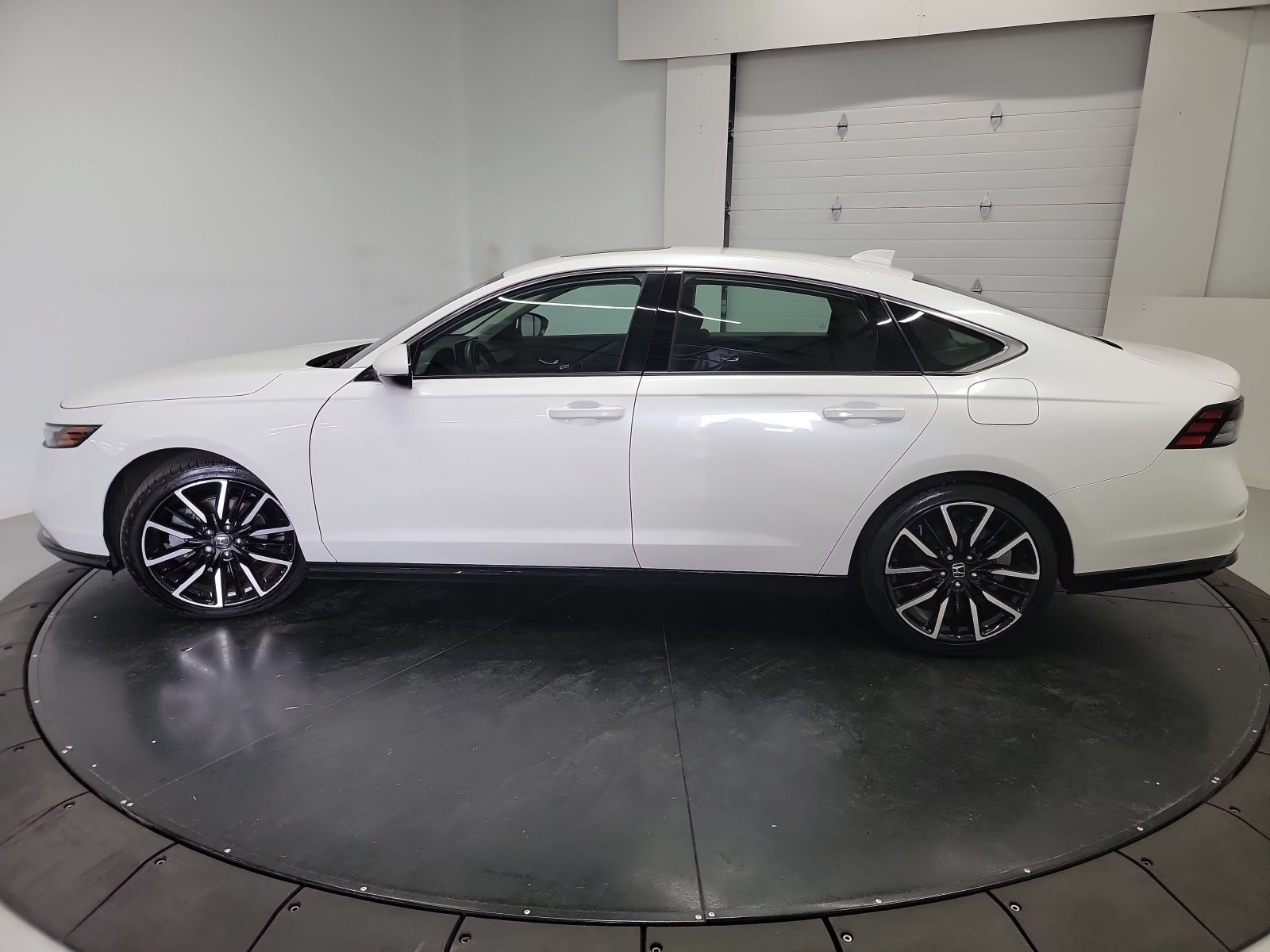 Certified Used 2025 Platinum White Pearl Honda Touring image 5