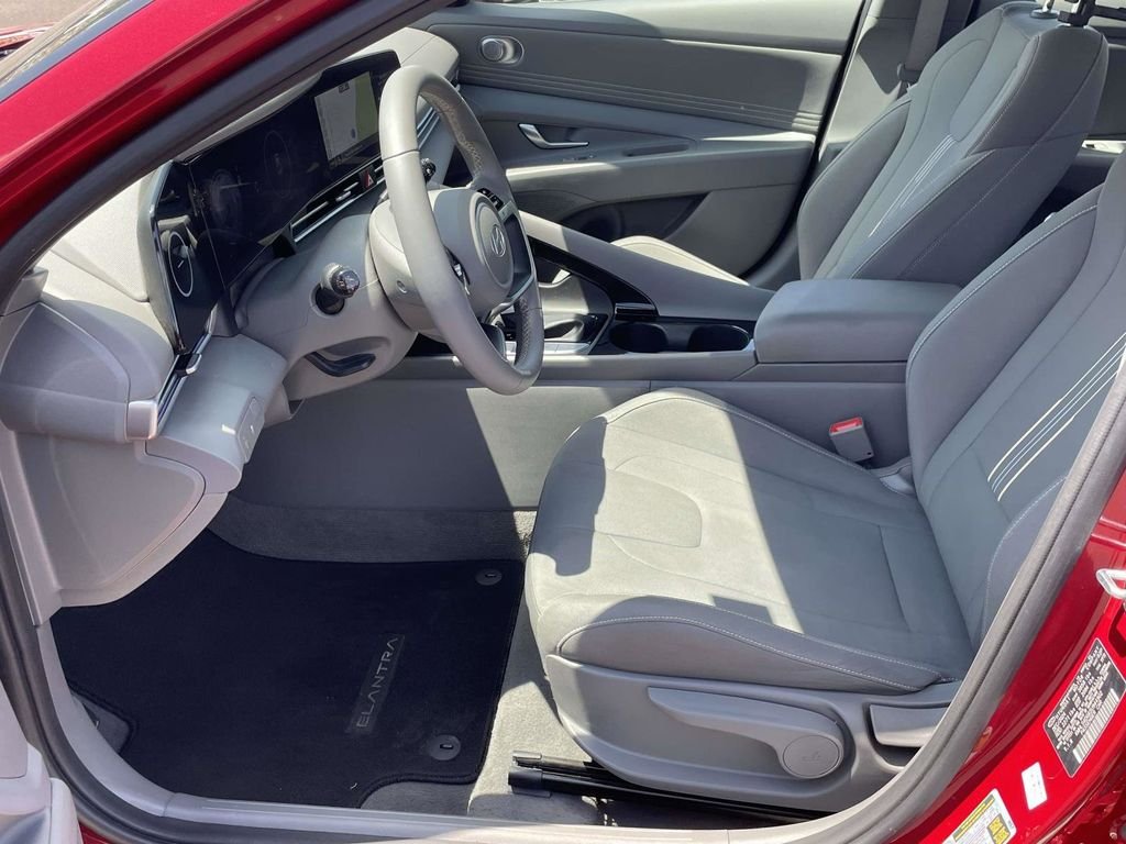 Used 2025 Red Hyundai SEL Convenience image 12