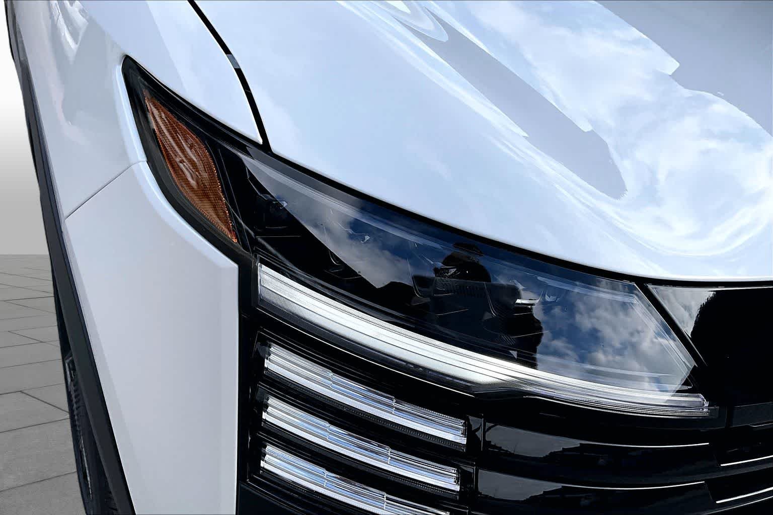 New 2026 Aspen White TriCoat / Super Black Two-tone Nissan SR image 18