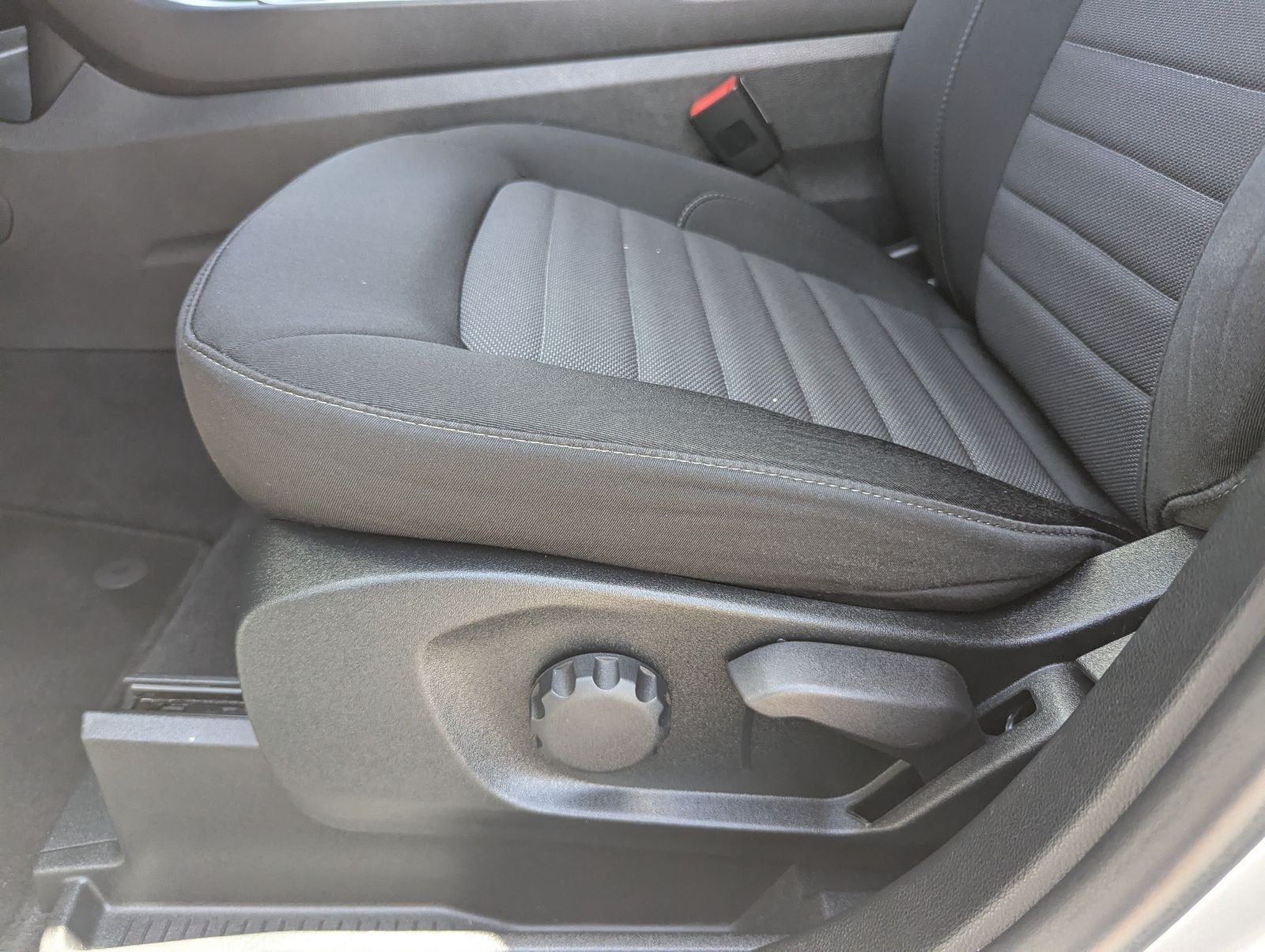 Used 2022 Silver Metallic Ford SE image 25