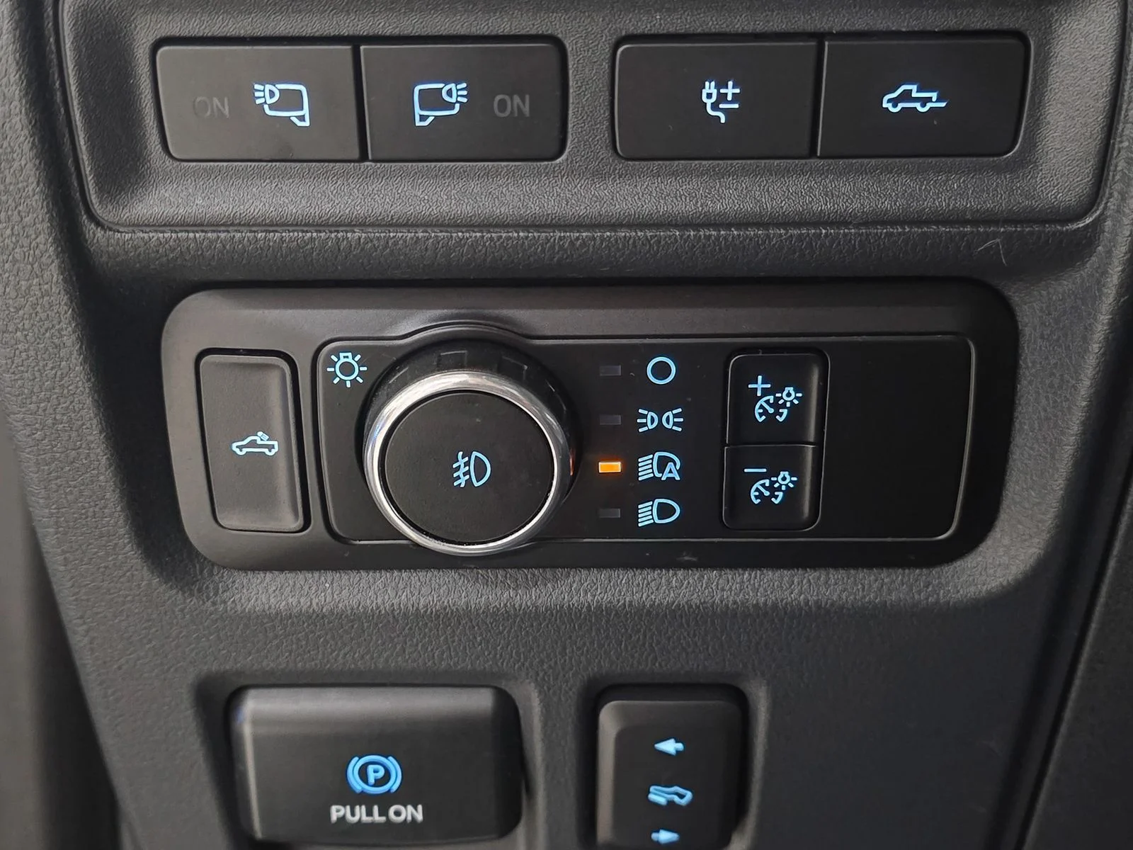 Used 2023  Ford Platinum image 25