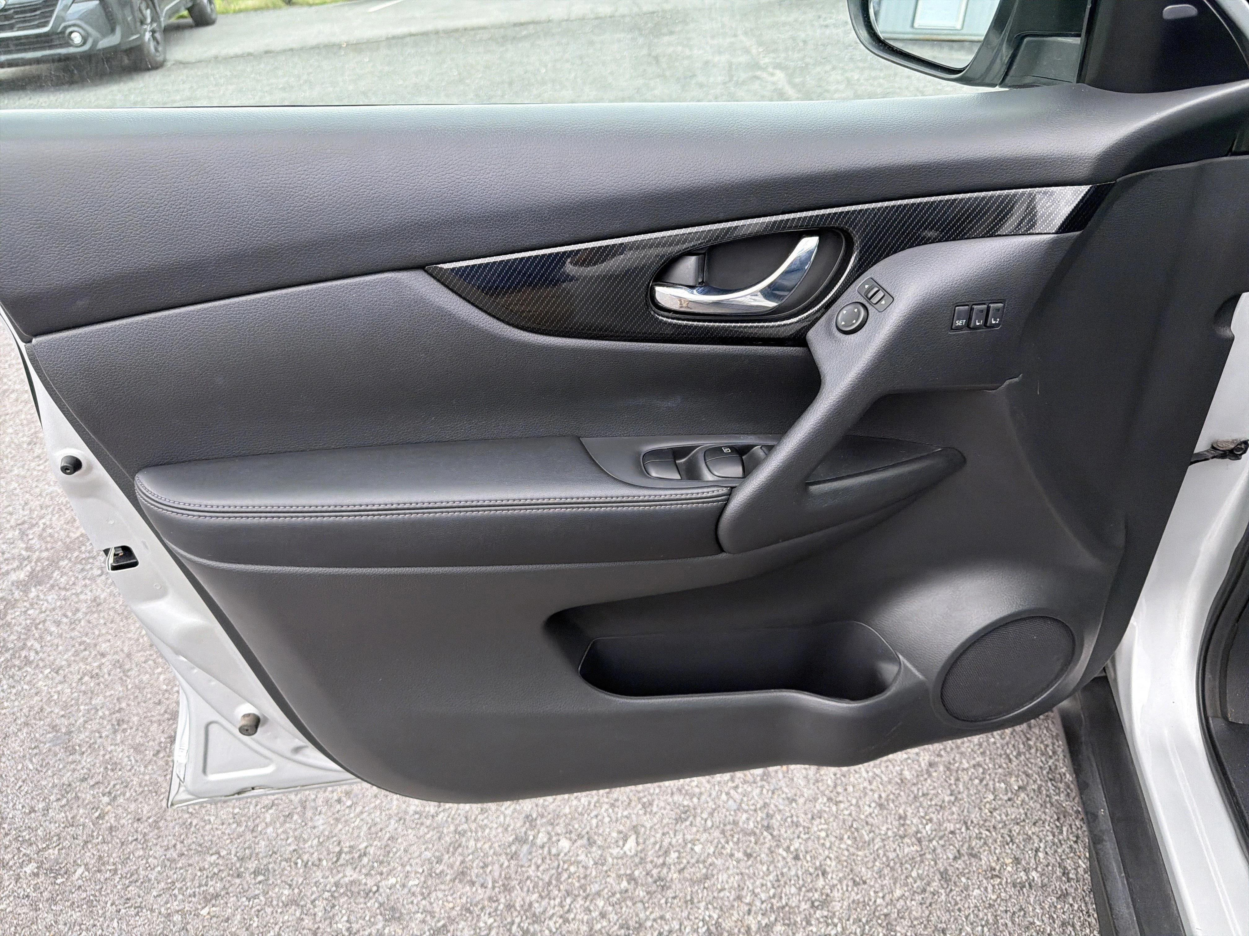 Used 2017 Brilliant Silver Nissan SL image 17