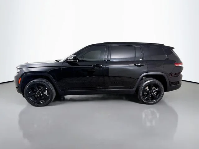 Used 2023 Black Jeep Altitude image 4