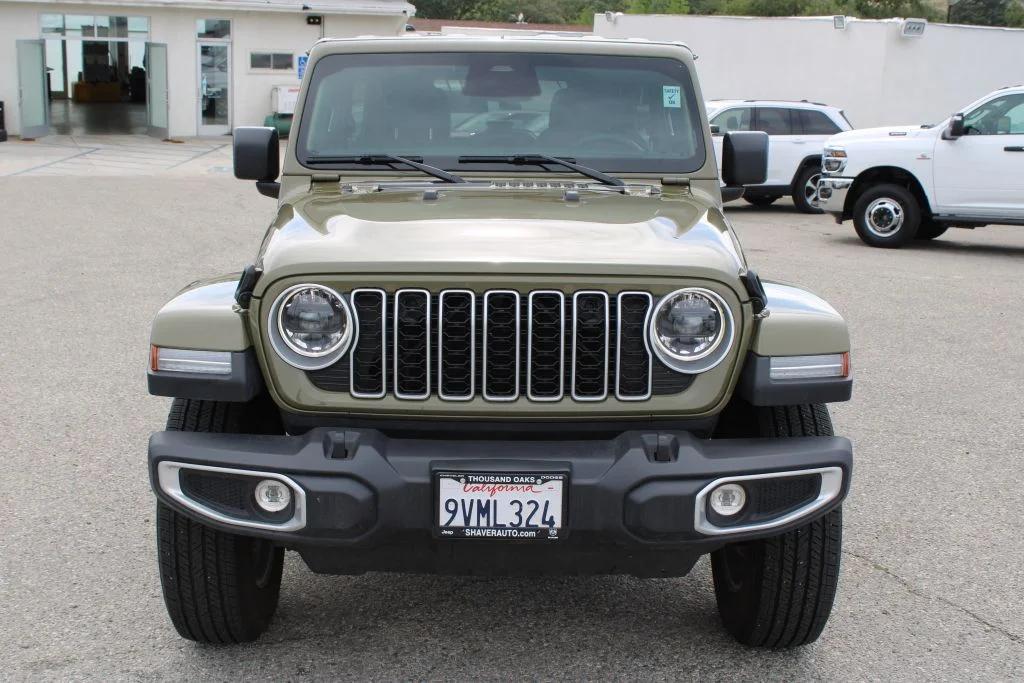 Used 2026  Jeep Sahara image 2