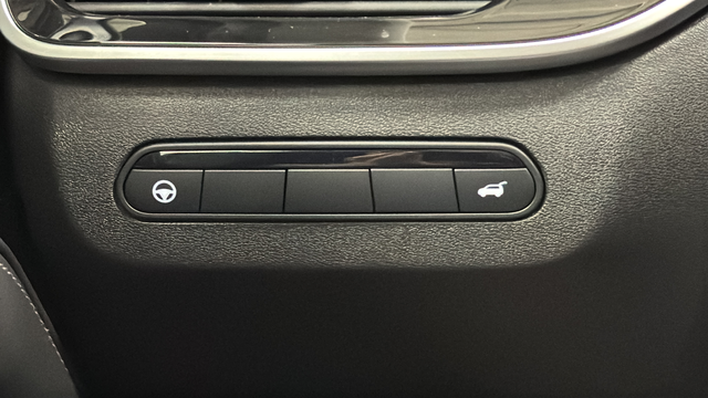 Used 2025 Majestic White INFINITI LUXE image 31