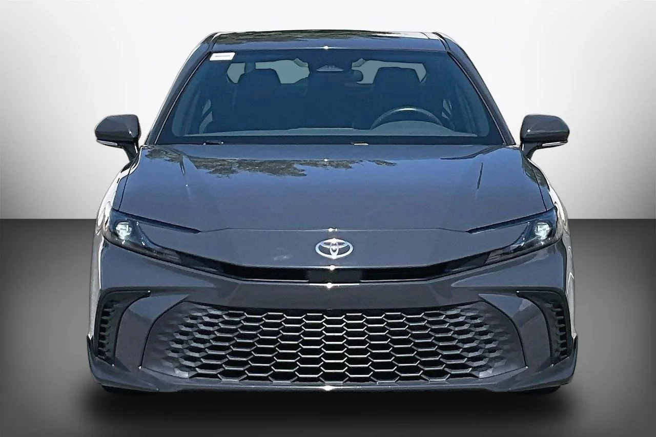 Used 2025  Toyota SE image 3
