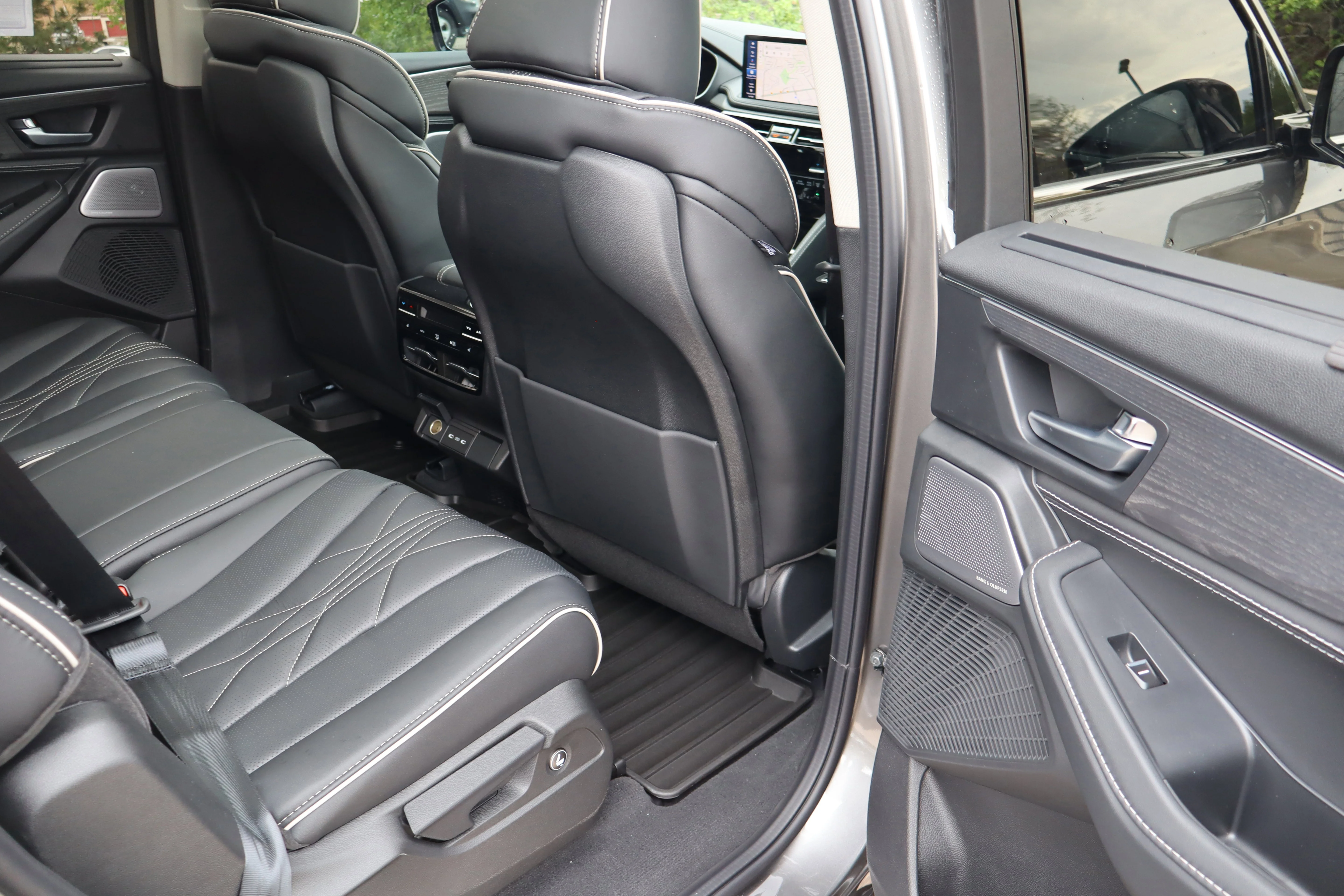New 2026 Liquid Carbon Metallic Acura w/Advance Package image 31