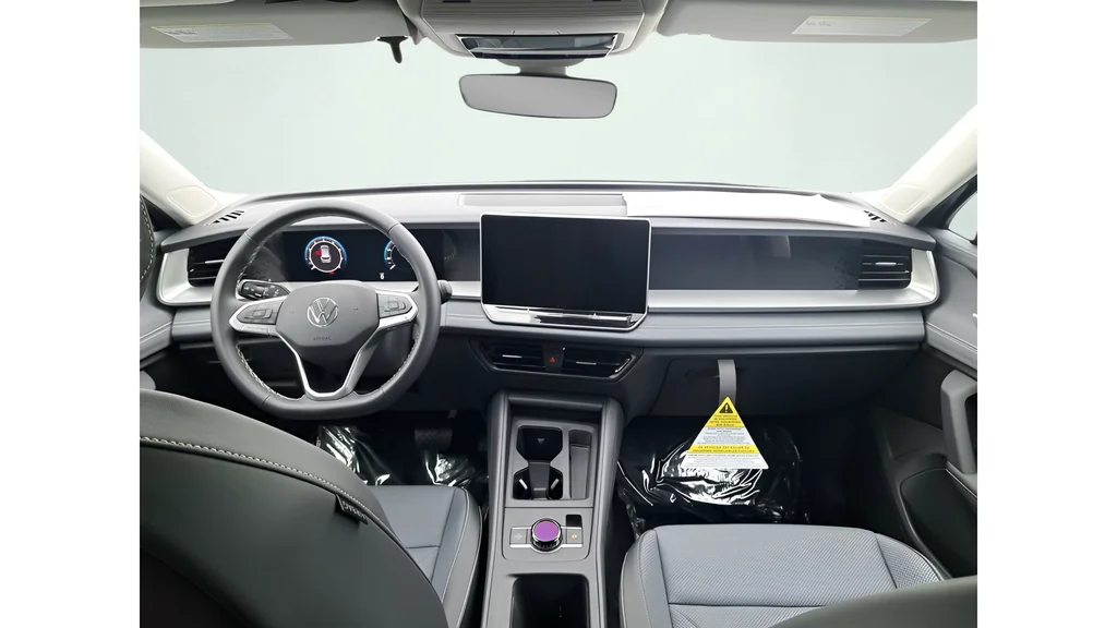 2025 Volkswagen Tiguan SE - Photo 14