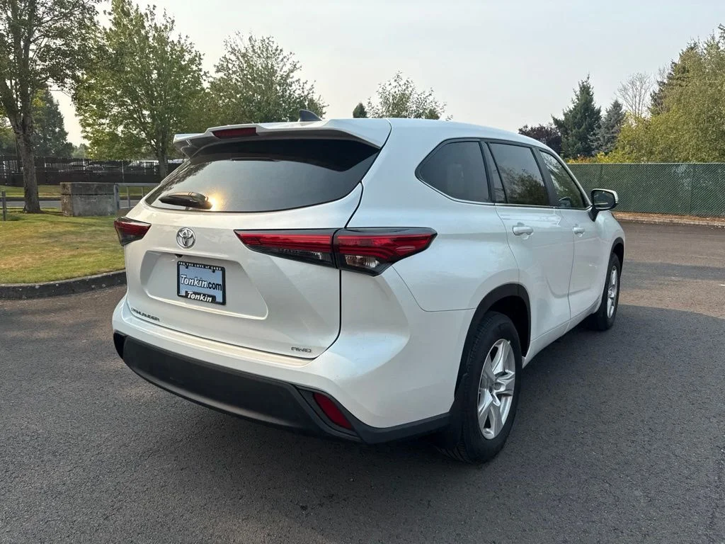 Used 2023 Pearl Toyota L image 7