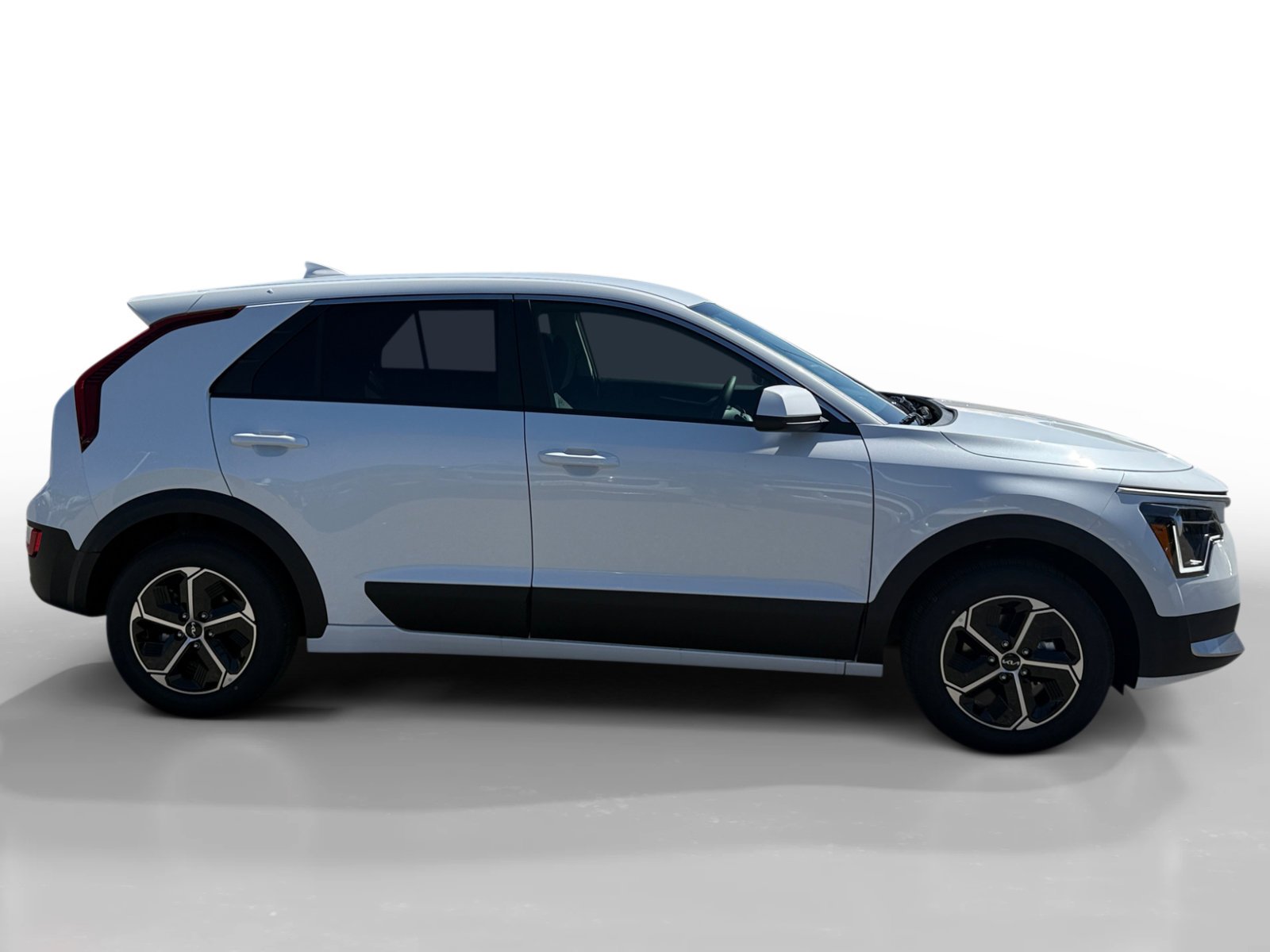 New 2026 Snow White Pearl Kia LX image 6