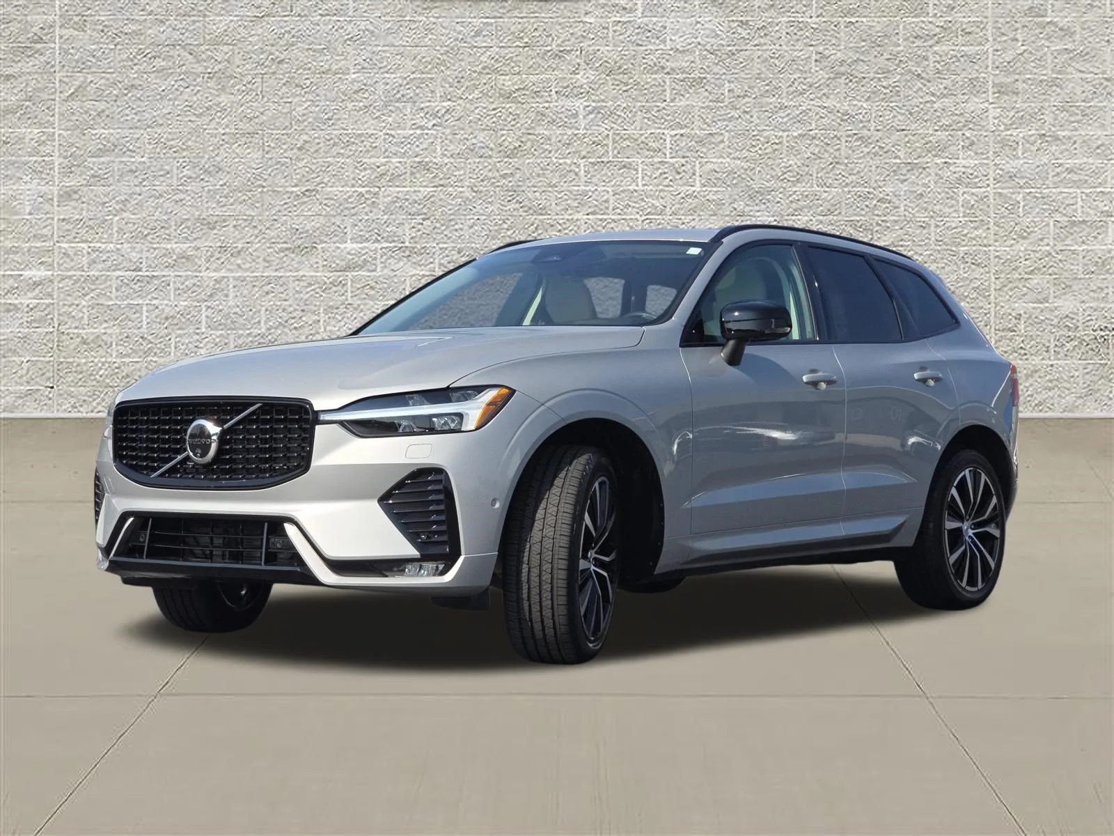 Used 2024 Silver Dawn Metallic Volvo Plus Dark Theme image 3