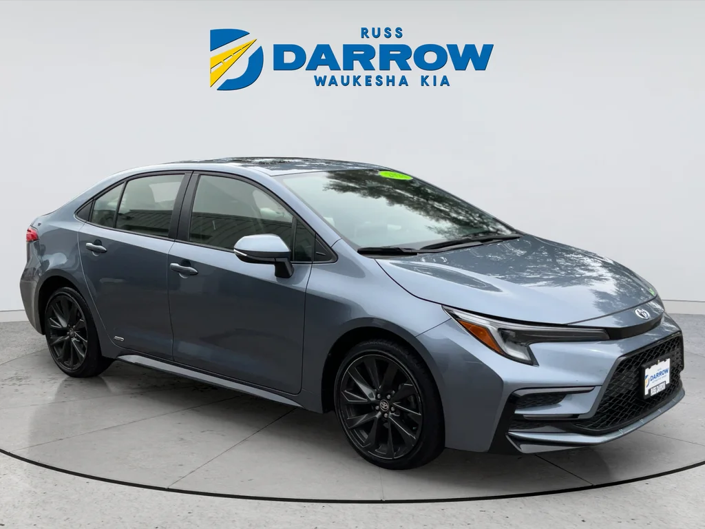 Used 2023  Toyota SE image 7