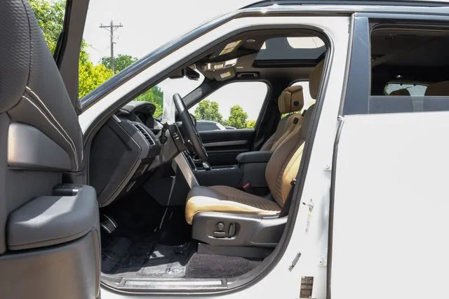 Used 2025 White Land Rover Dynamic SE image 4