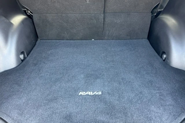 Used 2014 Silver Toyota XLE image 16