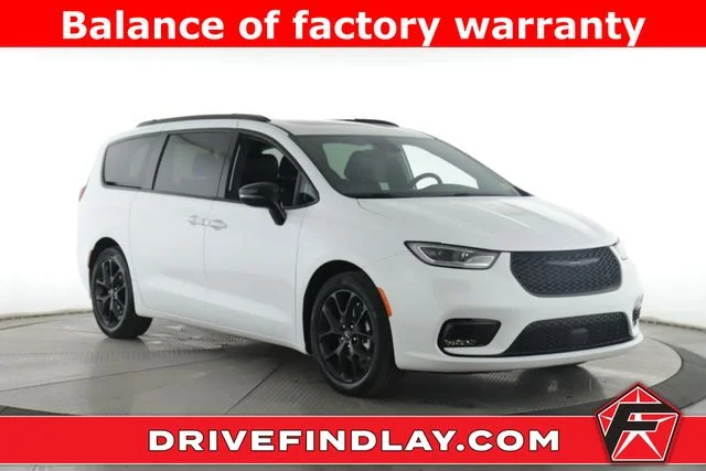2024 Chrysler Pacifica Touring L's photo
