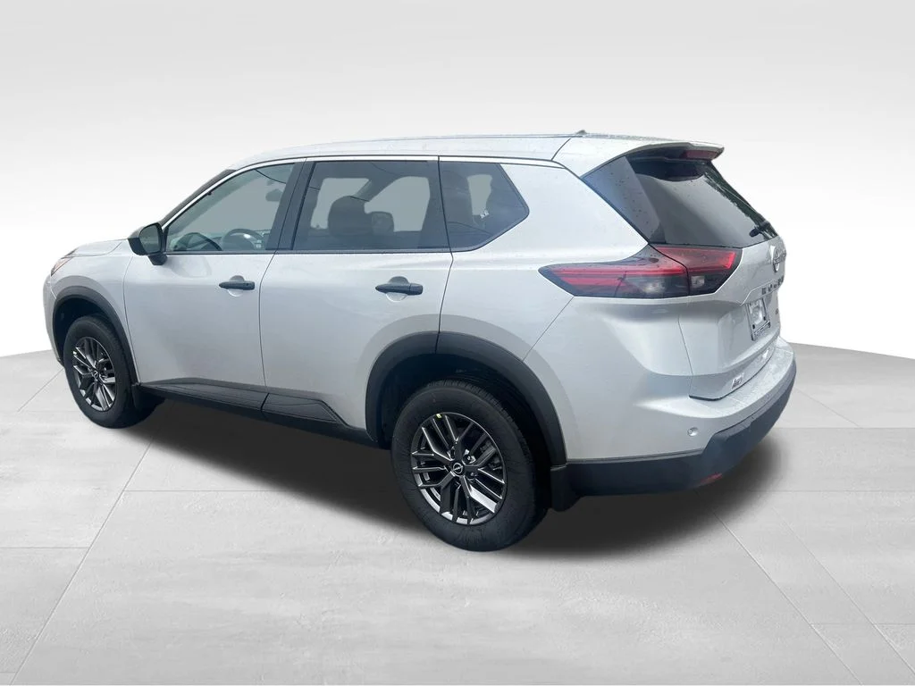 Used 2025 Silver Nissan S image 3