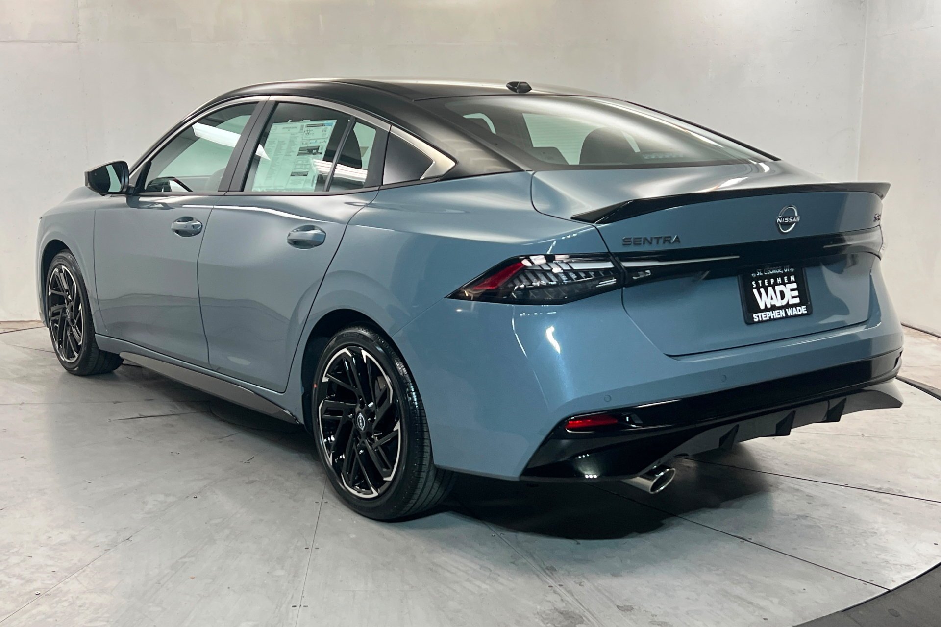 New 2026 Atlantic Gray Metallic / Super Black Two-tone Nissan SR image 3