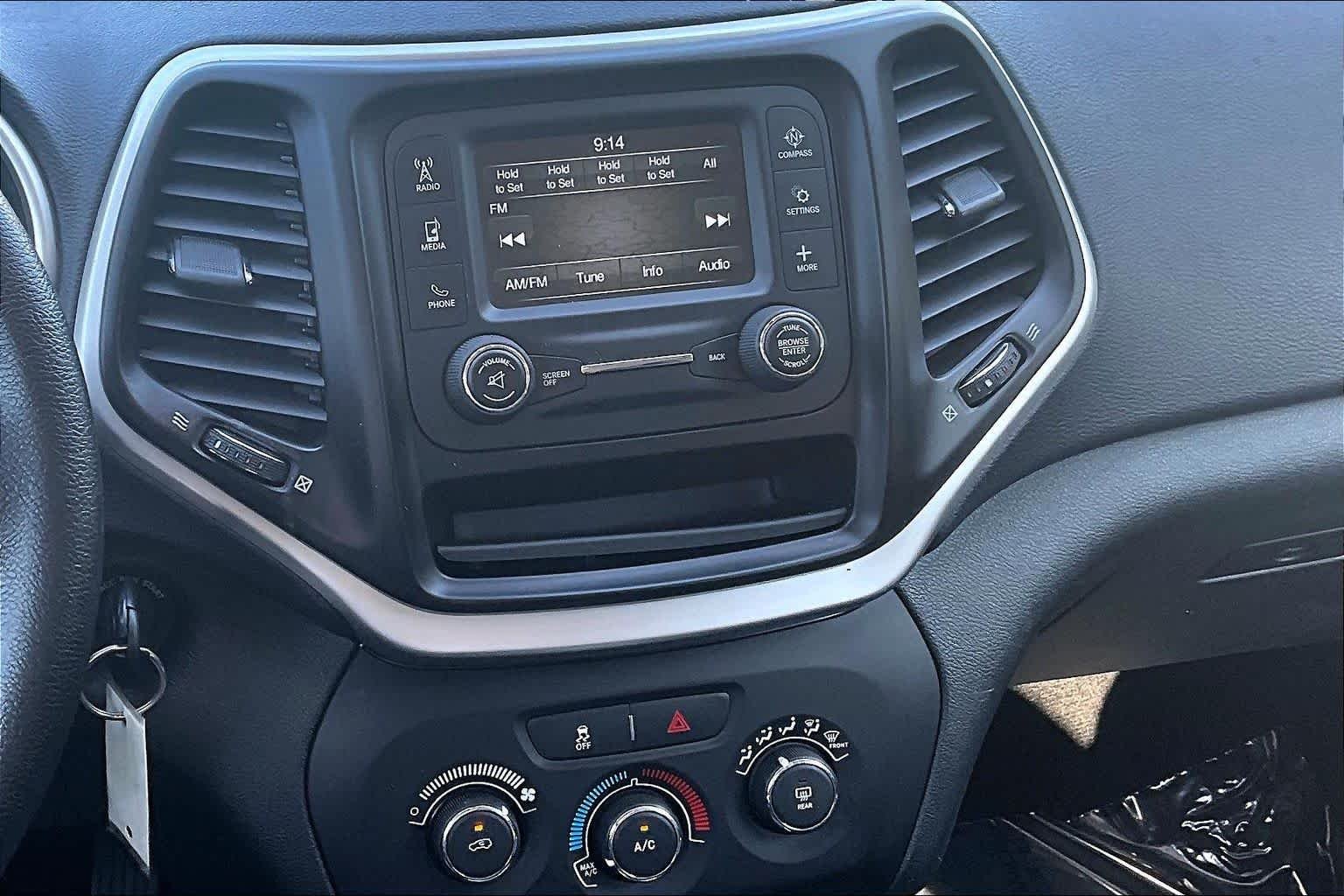 Used 2015 Cashmere Pearlcoat Jeep Sport image 7