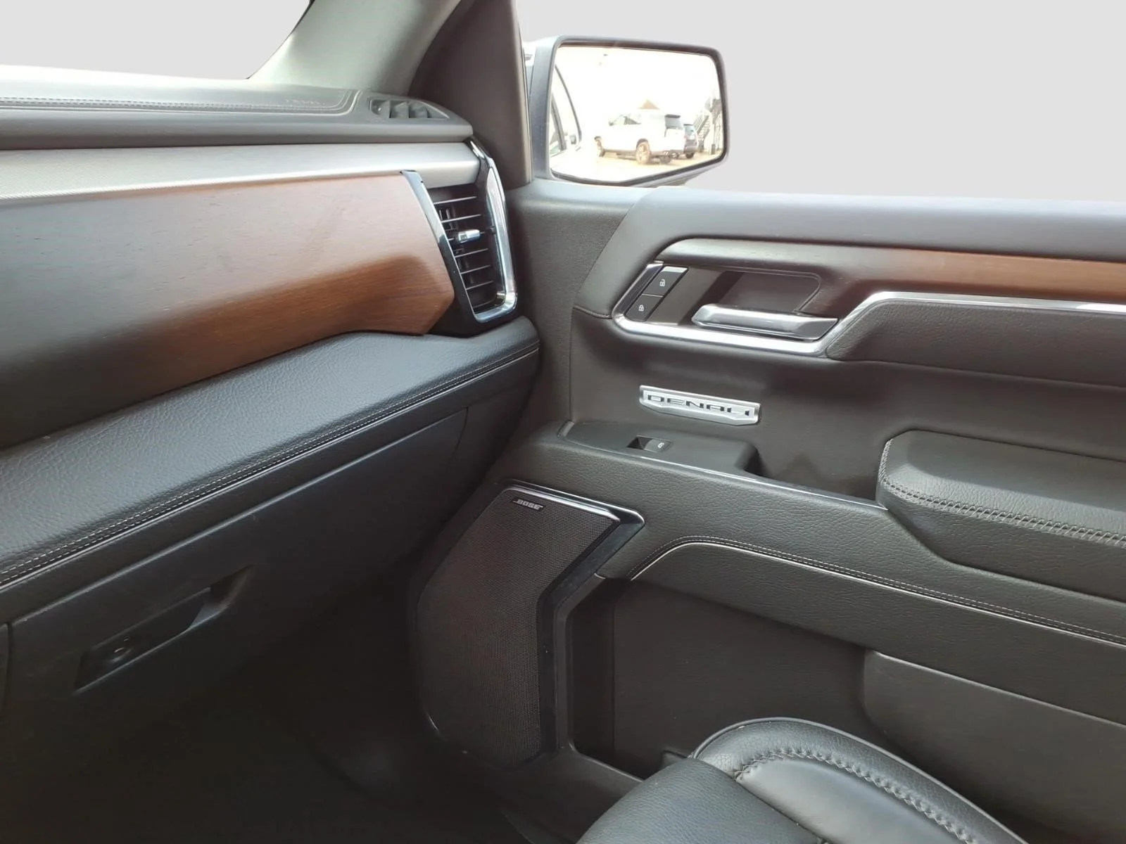 Used 2024 White Frost Tricoat G1w GMC Denali image 25
