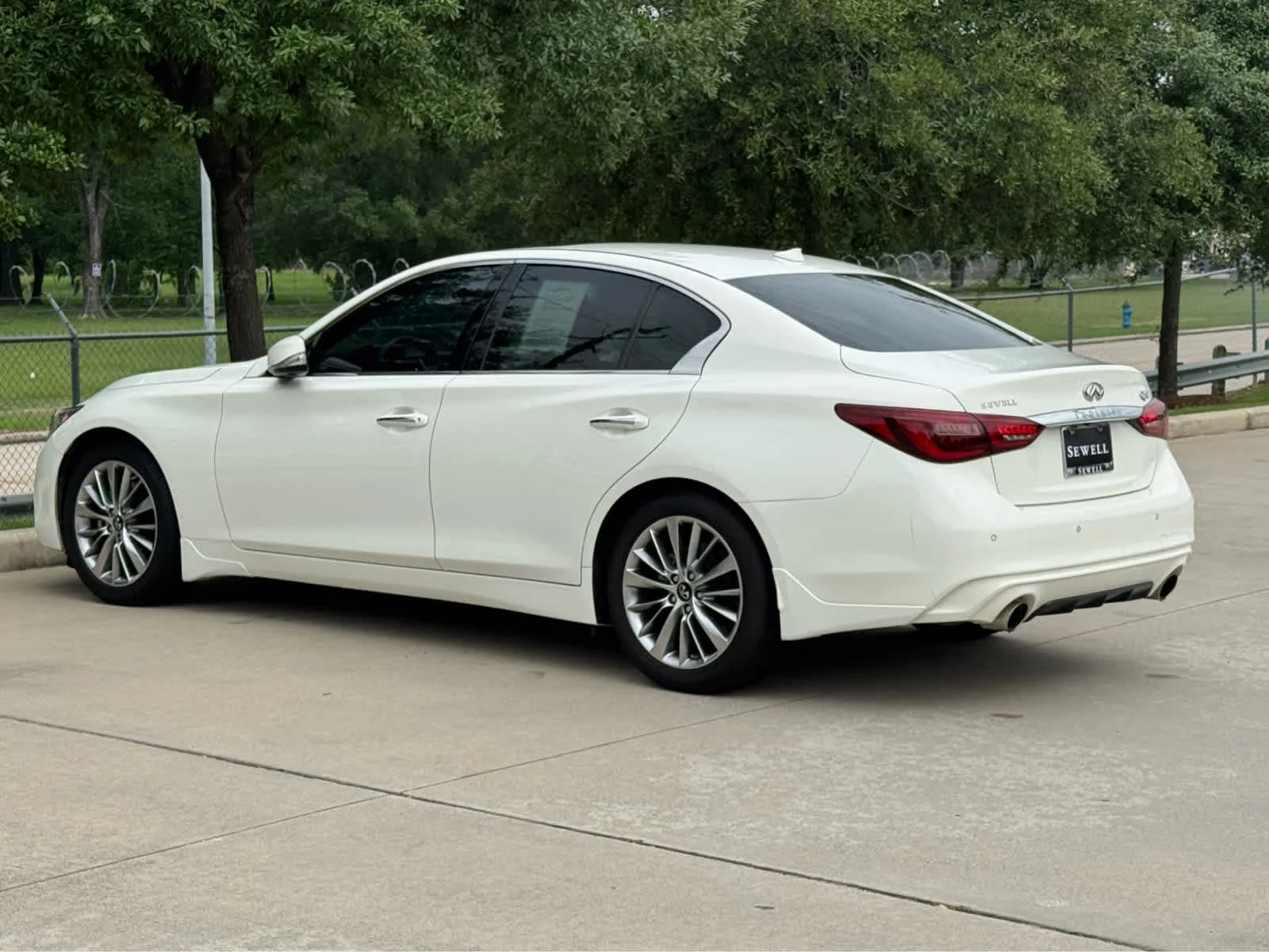 Certified Used 2023 Pure White INFINITI LUXE image 8
