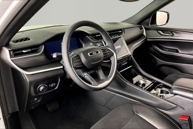 Used 2023 White Jeep Altitude image 16