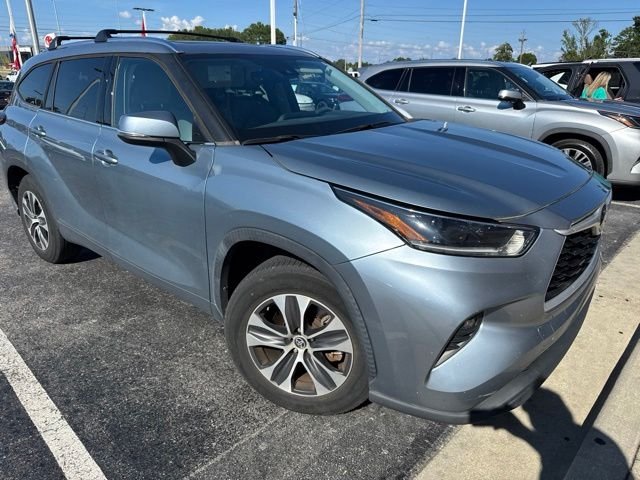 Used 2021  Toyota XLE image 2