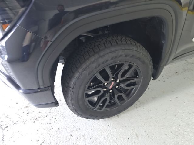 Used 2023 Silver GMC Elevation image 9