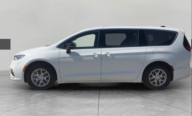 2025 Chrysler Pacifica Select's photo