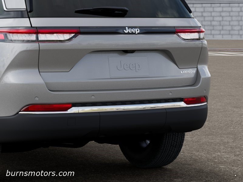 New 2026 Silver Zynith Exterior Paint Jeep 4DR 2WD image 13