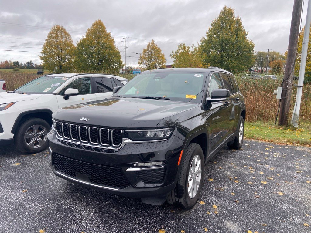 Used 2024 Diamond Black Crystal Pearlcoat Jeep Limited image 3