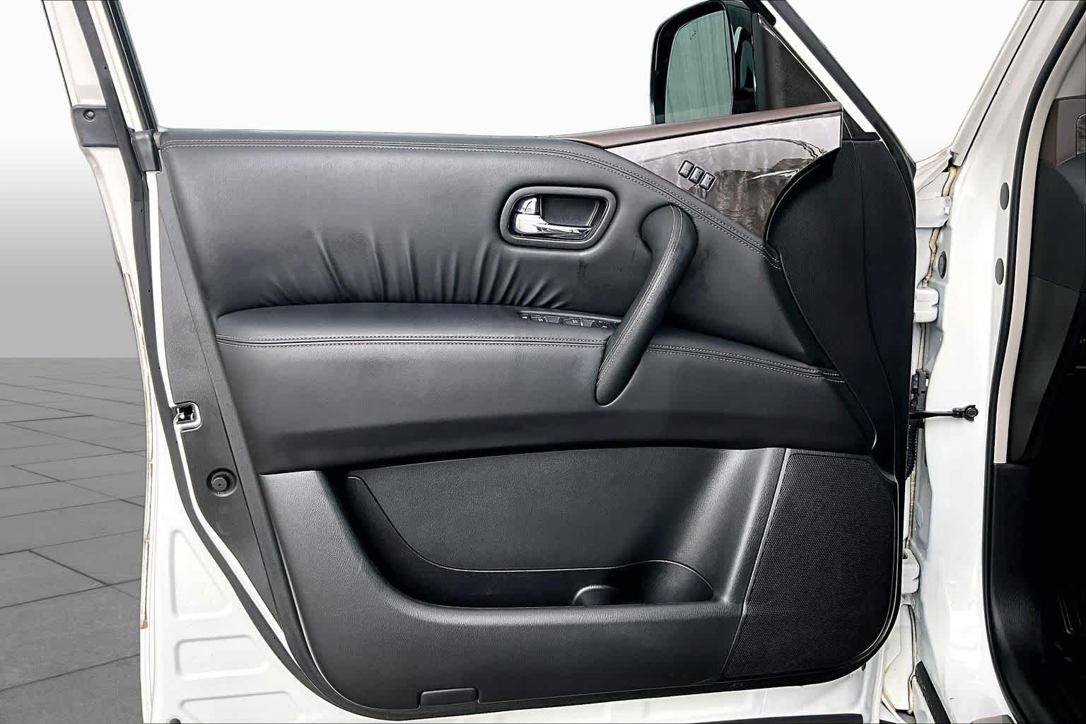 Used 2023 Aspen White Tricoat Nissan Platinum image 22