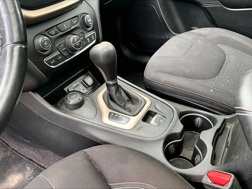 Used 2016 Granite Crystal Metallic Clearcoat Jeep Latitude image 20