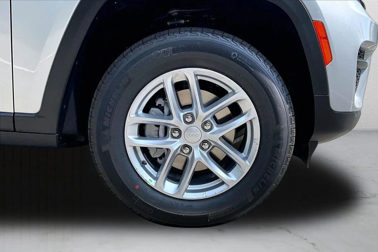 New 2026 Silver Zynith Jeep Laredo image 30