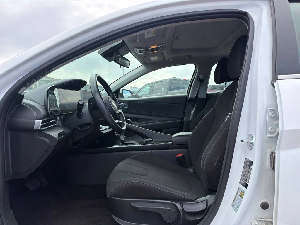 Used 2025 White Hyundai SEL Convenience image 9
