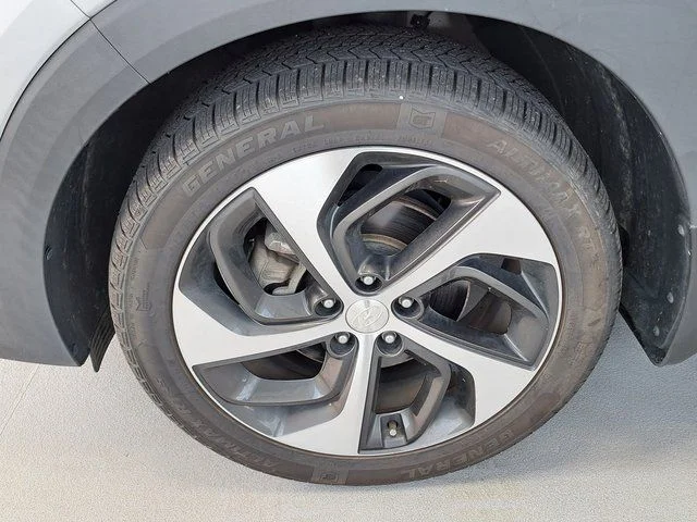 Used 2018 Silver Hyundai Limited image 35