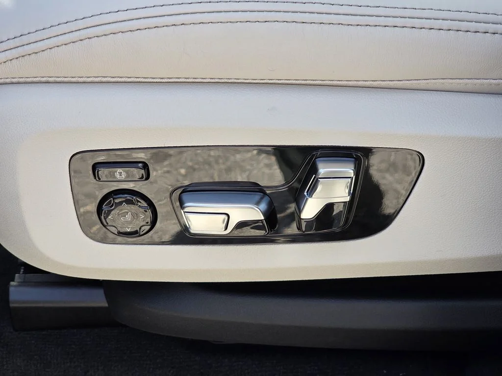 New 2027 Brooklyn Grey Metallic BMW M60i image 19