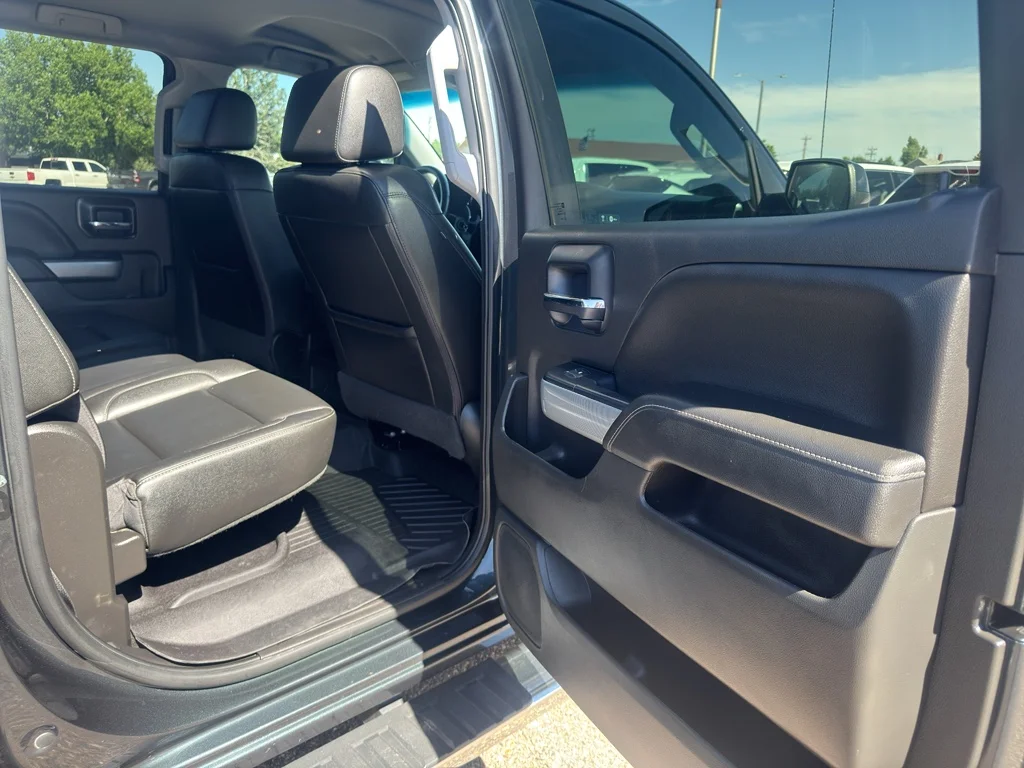 Used 2018 GRAPHITE METALLIC Chevrolet LT image 13