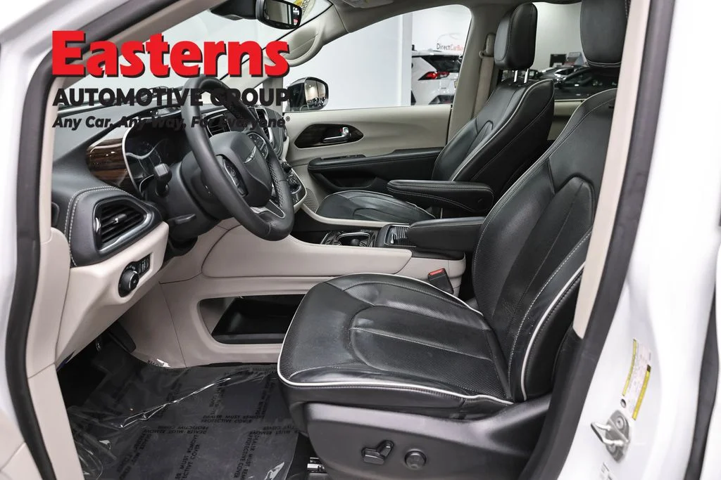 Used 2023 White Chrysler Limited image 14