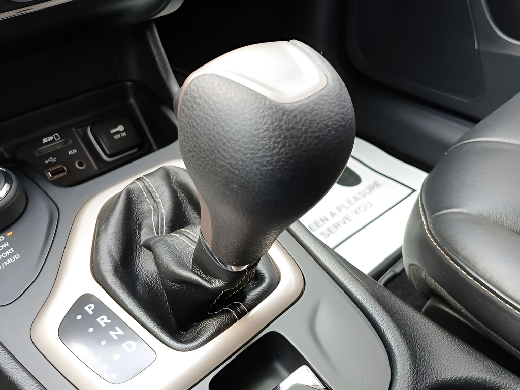 Used 2017 Black Jeep Latitude image 12