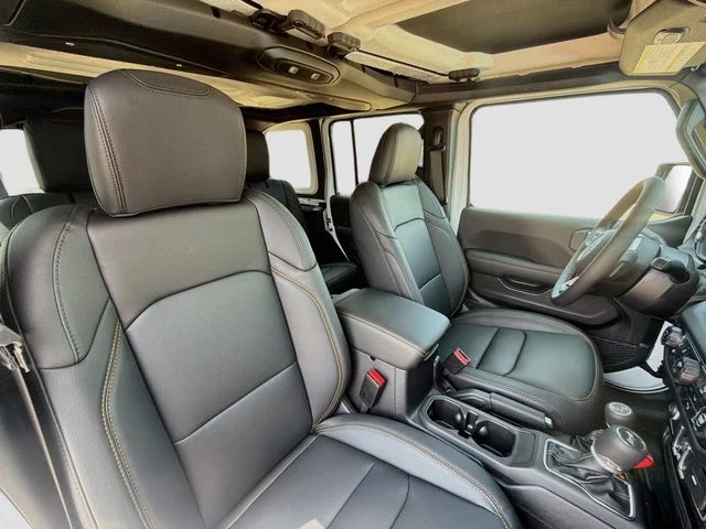 New 2026 Bright White Clear-Coat Exterior Paint Jeep Sahara image 32