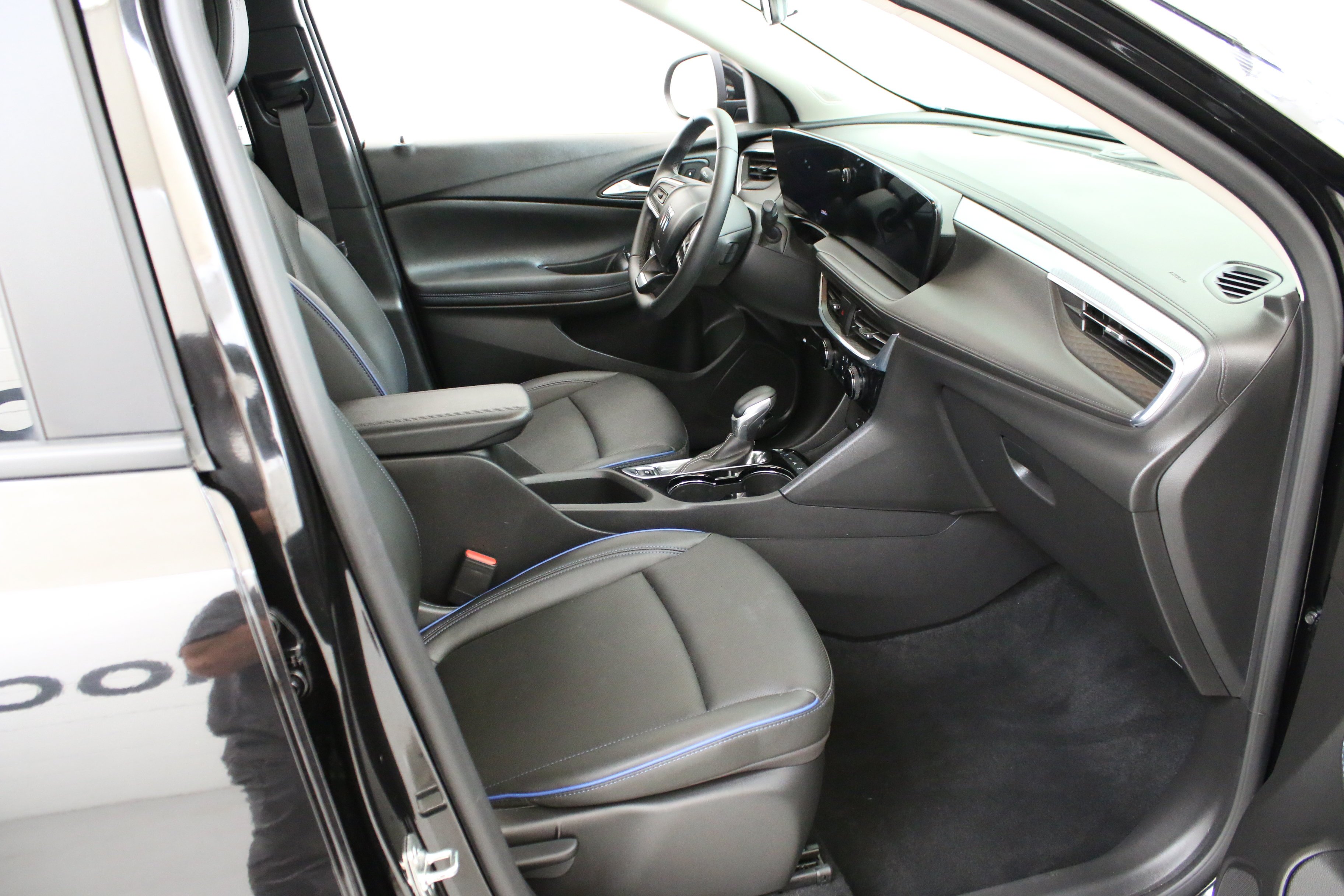 Used 2025 Ebony Twilight Metallic Buick Sport Touring image 27