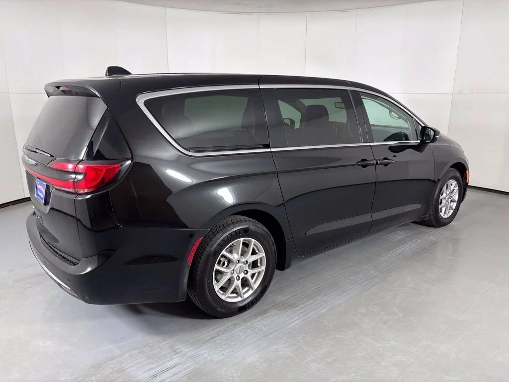 Used 2024 Black Chrysler Touring L image 8