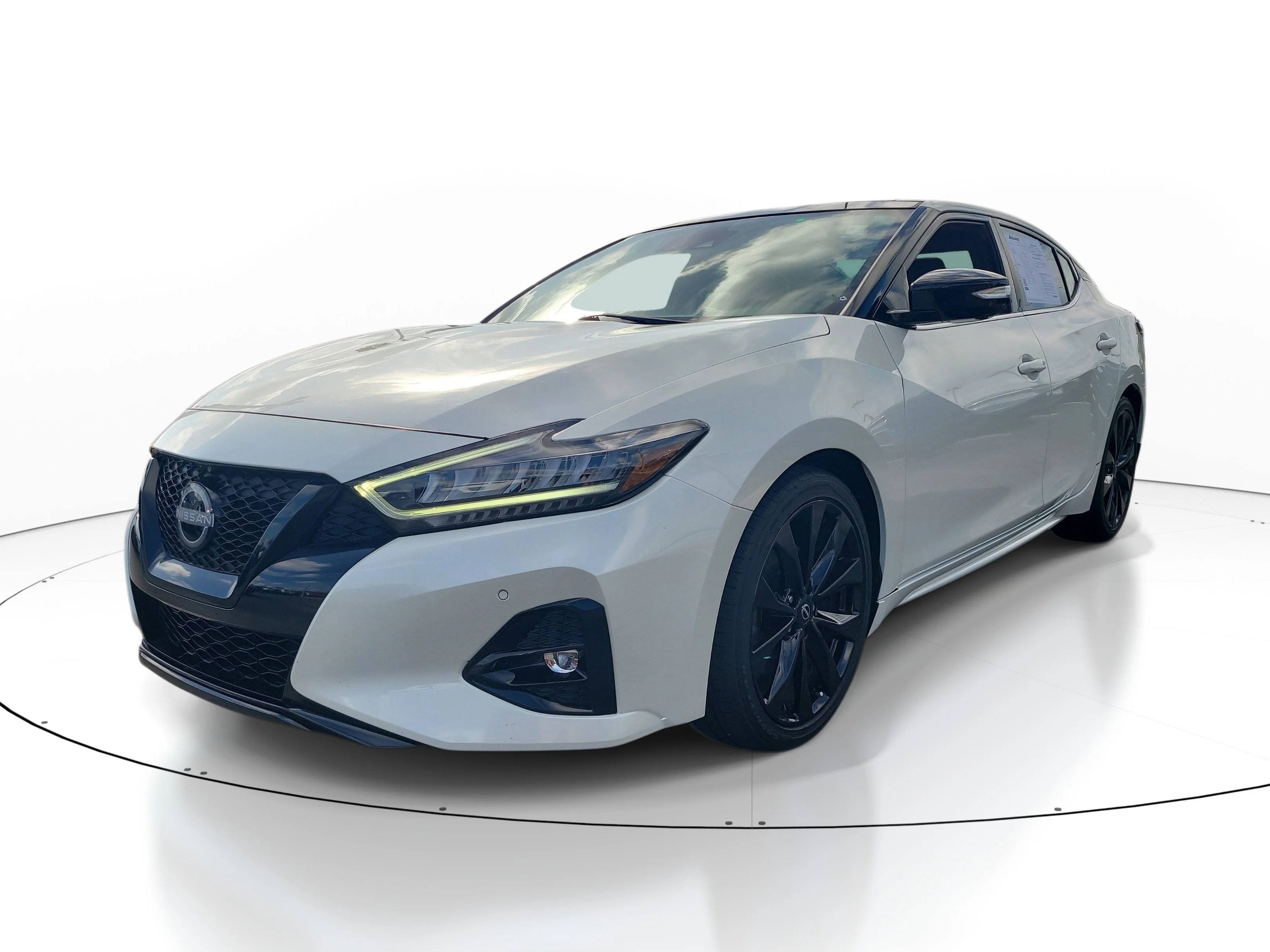 Used 2023 Pearl White Tricoat Nissan SR image 3