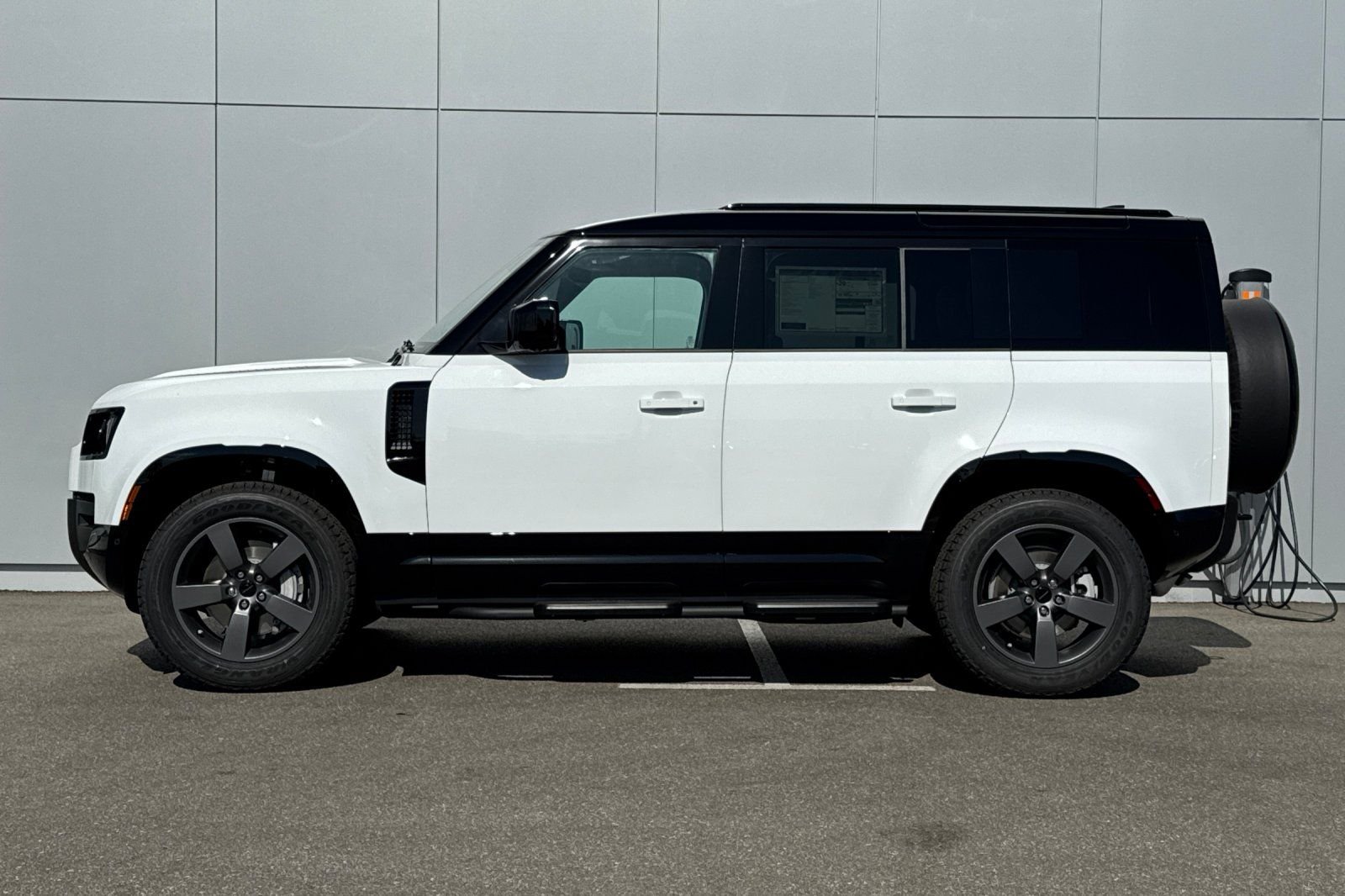 New 2026 Fuji White Land Rover X-Dynamic SE image 2