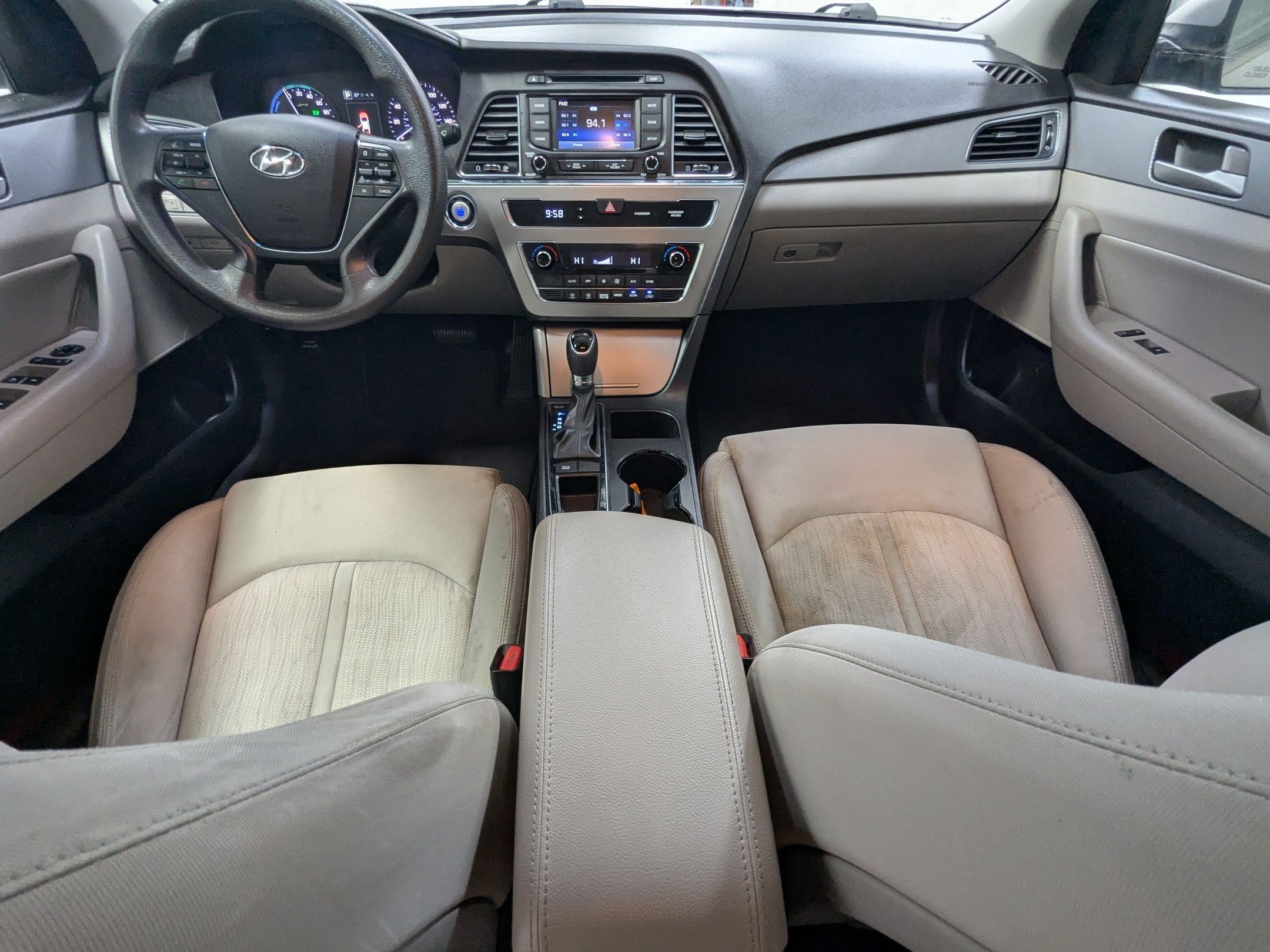 Used 2016 Starlight Silver Hyundai SE image 19