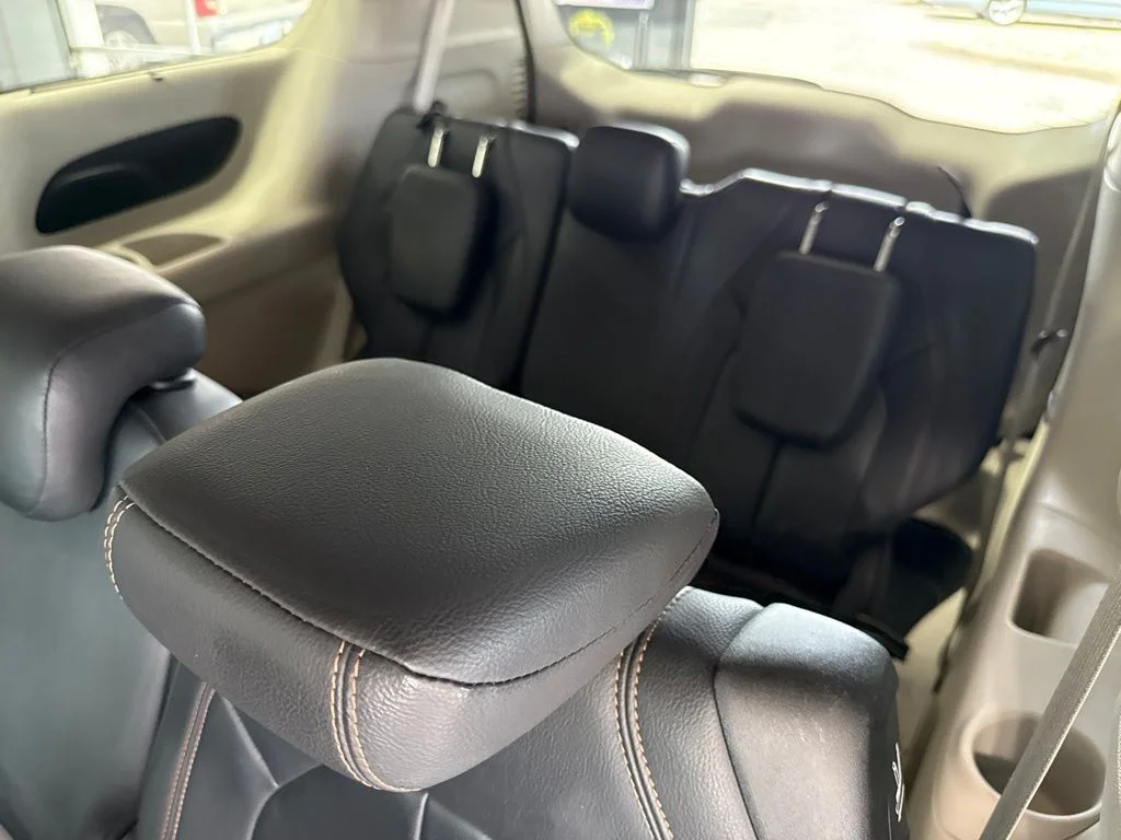 Used 2017 Gray Chrysler Touring L image 10